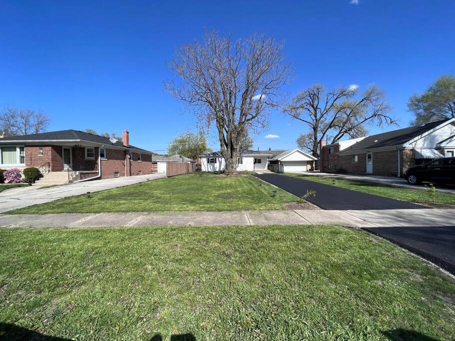 Willa Modern 3Bed 2Bath Ranch With Diy Art Porch 3Tvs And Huge Front Yard To Enjoy! Calumet City Zewnętrze zdjęcie